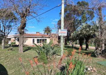 Casa En Cuchilla Alta, A Pasos Del Mar Y Con El Encanto De Una Esquina Ref Y329